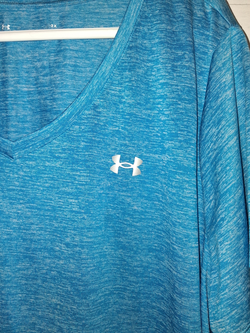 Under Armour Women’s Blue V-Neck Loose Fit Heatgear Performance Shirt - Picture 4 of 10